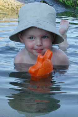 Marcus i vandet med sin gule skildpadde